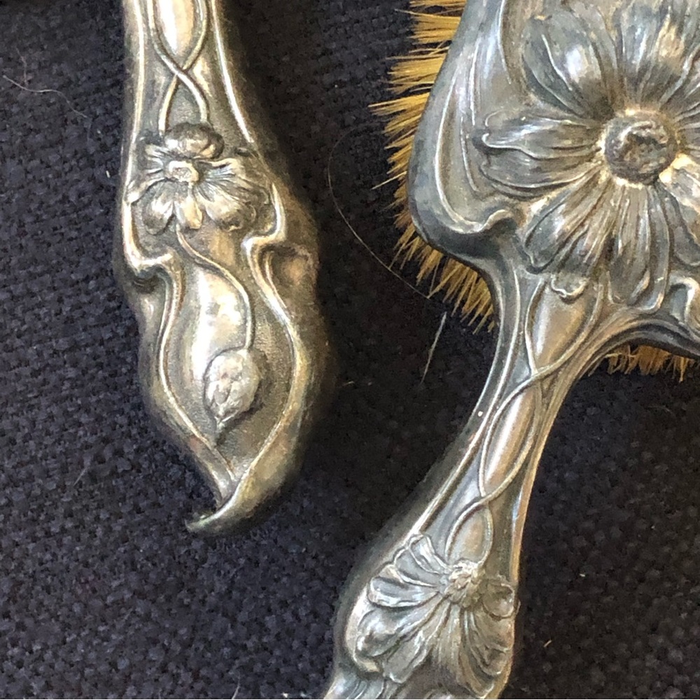 Antique Victorian Art Nouveau Womens Vanity Set Mirror Brush Repousse *no mirror - Picture 4 of 7